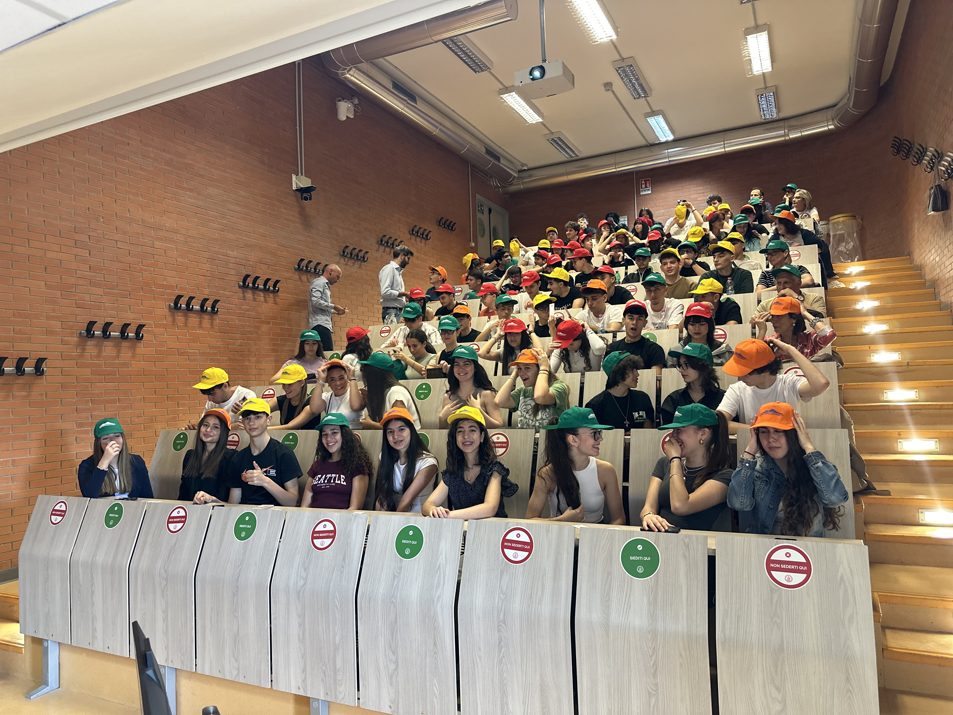 Studenti durante le presentazioni dei progetti Studenti durante le presentazioni dei progetti