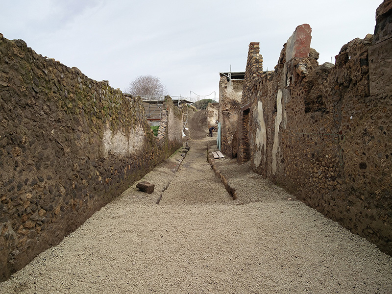 vulc fig. 1 Vicolo dei balconi ancora sepolto di pomici a Pompei